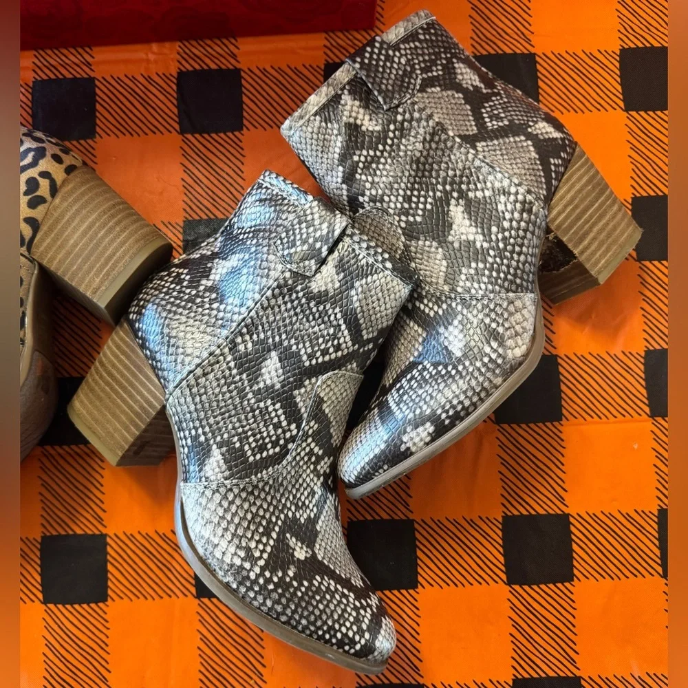 Carlos Santana Ankle Boots, size 6 and 6.5, one box_3